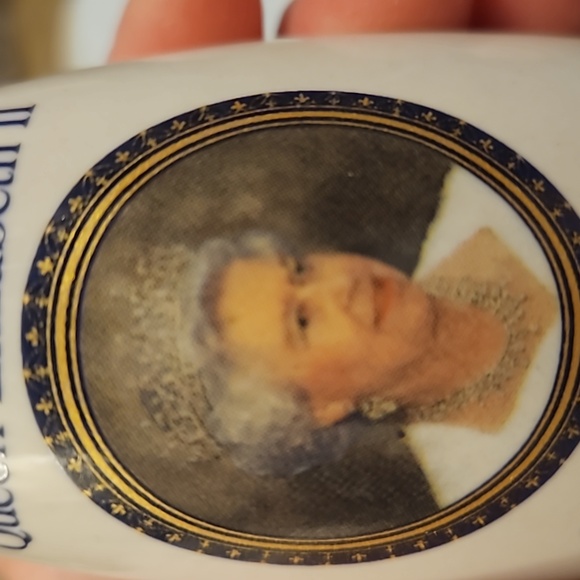 Queen Elizabeth II Diamond Jubilee salt & pepper shakers - Picture 3 of 8